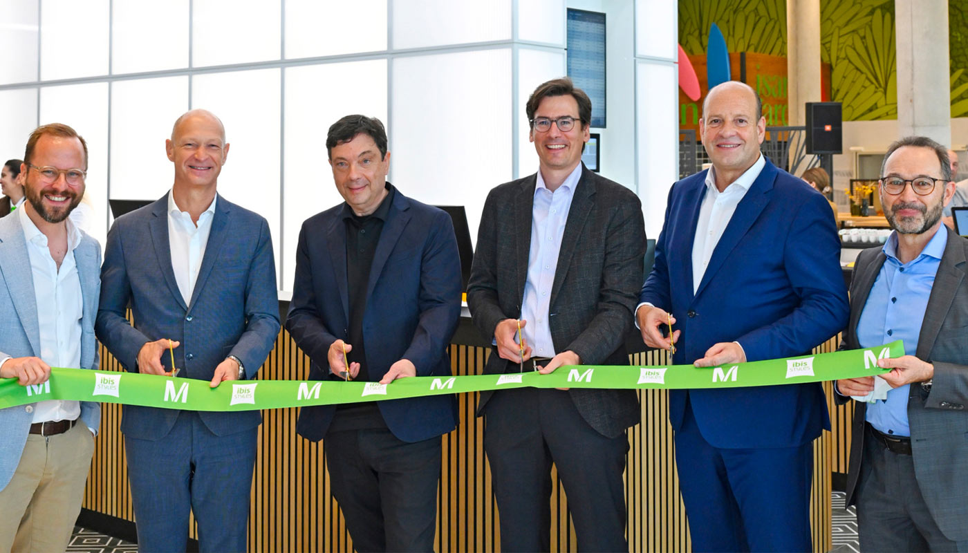 Das Foto von der ibis Styles München Airport-Eröffnungsfeier zeigt von links: Andreas Reichert, Geschäftsführer Allresto Flughafen München, Jost Lammers, Vorsitzender der Geschäftsführung der Flughafen München GmbH, Alexander Sasha Rudnik, General Manager ibis Styles München Airport, Yannick Wagner, Deputy Chief Development Officer Europe & North Africa und Geschäftsführer Deutschland bei Accor, Dr. Jan-Henrik Andersson, Geschäftsführer Commercial und Security der Flughafen München GmbH und Dietmar Kaiser, Projektverantwortlicher Immobilienentwicklung bei der Flughafen München GmbH.