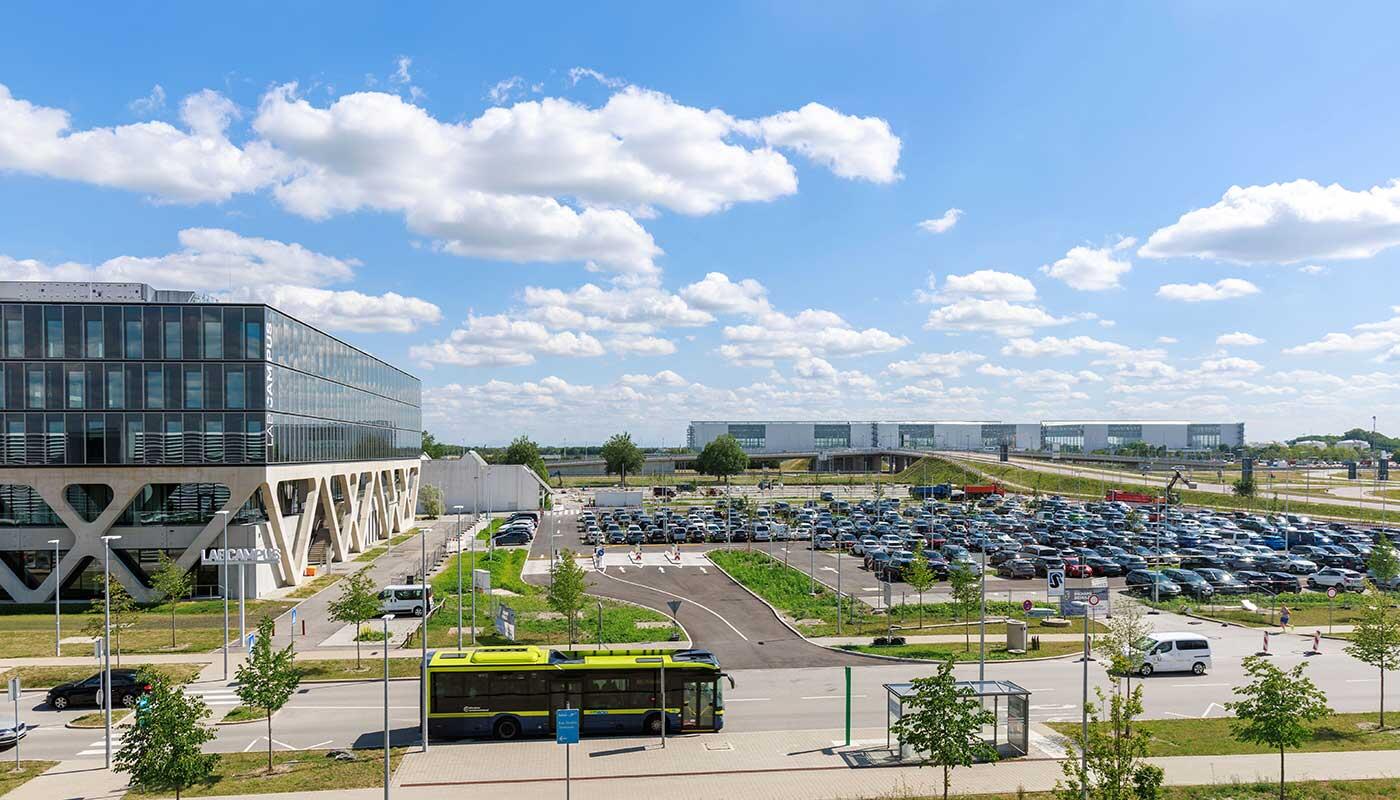 Economy Parkbereich P48 Stellplätze für Autos auf einem freien Parkplatz auf dem Flughafen Gelände
