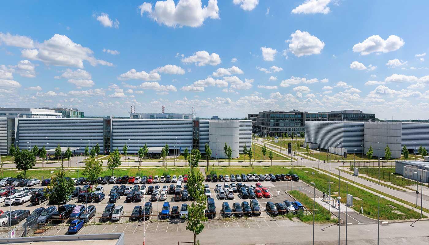 Economy Parkbereich P42 Stellplätze für Autos auf einem freien Parkplatz auf dem Flughafen Gelände.