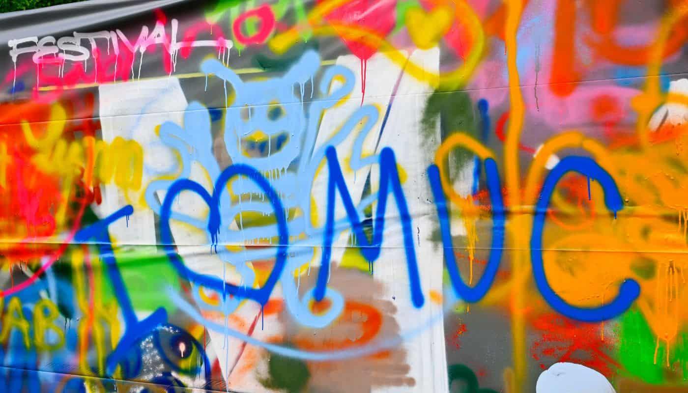 Kreativstation beim FünfSieben Festival – Junge Kunst und Mitgestaltung erleben Eine farbenfrohe Graffiti-Wand voller leuchtender Farben, Herzen und kreativer Botschaften lädt Besucherinnen und Besucher des FünfSieben Festivals dazu ein, ihre eigenen Ideen und Gefühle auszudrücken. Das Kunstwerk steht für Kreativität, Gemeinschaft und die Freude am gemeinsamen Gestalten.