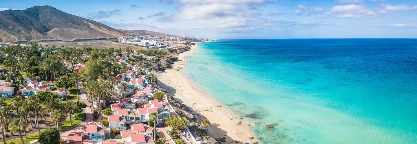 Fuerteventura: Jandía Beach Küstenlandschaft von Jandía Beach auf Fuerteventura mit hellem Sandstrand und türkisblauem Atlantik.