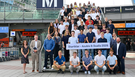 Das Foto zeigt die neuen Nachwuchskräfte, ihre Eltern, das Ausbildungsteam sowie weitere Betreuer aus den Flughafen-Fachbereichen. 