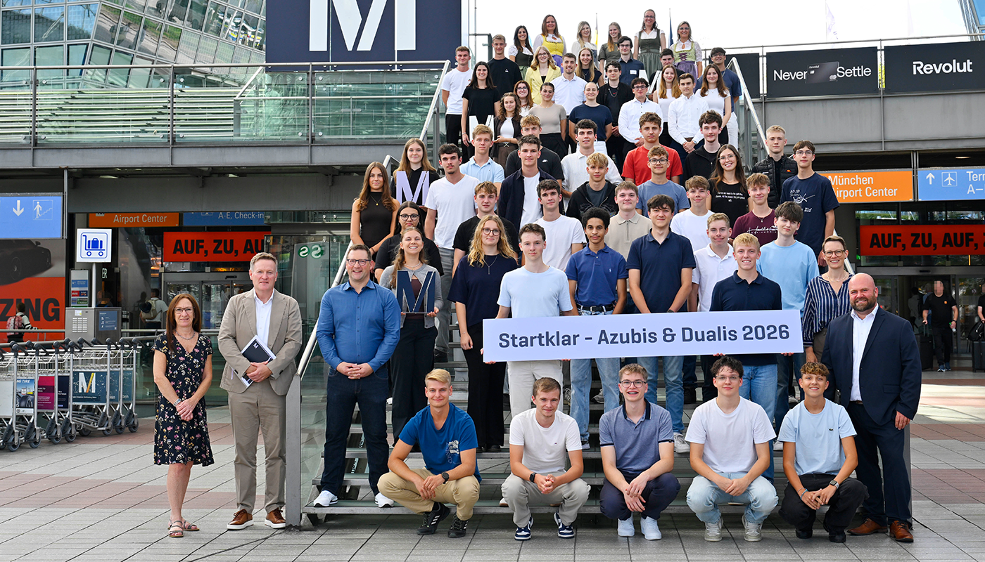 Ausbildungsstart der Studenten und Dualis 2026 Das Foto zeigt die neuen Nachwuchskräfte, ihre Eltern, das Ausbildungsteam sowie weitere Betreuer aus den Flughafen-Fachbereichen.