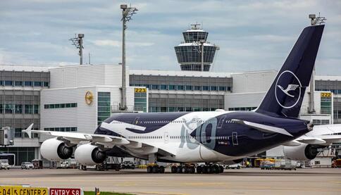 Lufthansa Airbus A380 Lufthansa Airbus A380 auf dem Vorfeld des Flughafens München – der markante Tower und das Terminal bilden die Kulisse für den startbereiten Großraumjet.