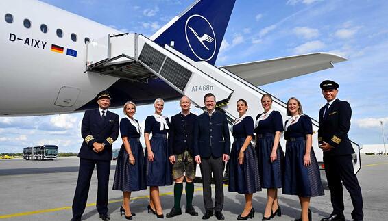 Gemeinsam mit der Lufthansa Trachtencrew haben Flughafenchef Jost Lammers (4. von links) und Lufthansa Hub Manager Heiko Reitz (5. von links) die Oktoberfestzeit auf dem Vorfeld des Münchner Airports eingeläutet.