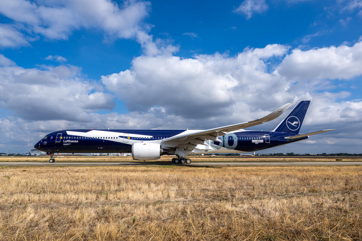 Die neue A350-1000 in der Sonderlackierung Blau-Weiß auf der Startbahn. Die neue A350-1000 in der Sonderlackierung Blau-Weiß auf der Startbahn.