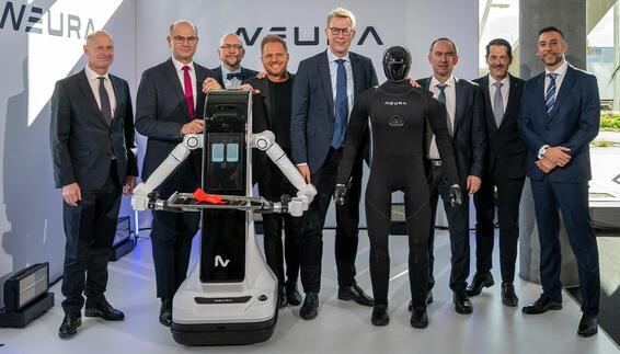 Von links: Jost Lammers, Albert Führacker, Prof. Achim Lilienthal, David Reger, Markus Blume, Hubert Aiwanger, Prof. Thomas Hofmann und Prof. Lorenzo Masia bei der Eröffnung des TUM RoboGym im LabCampus des Flughafen München.