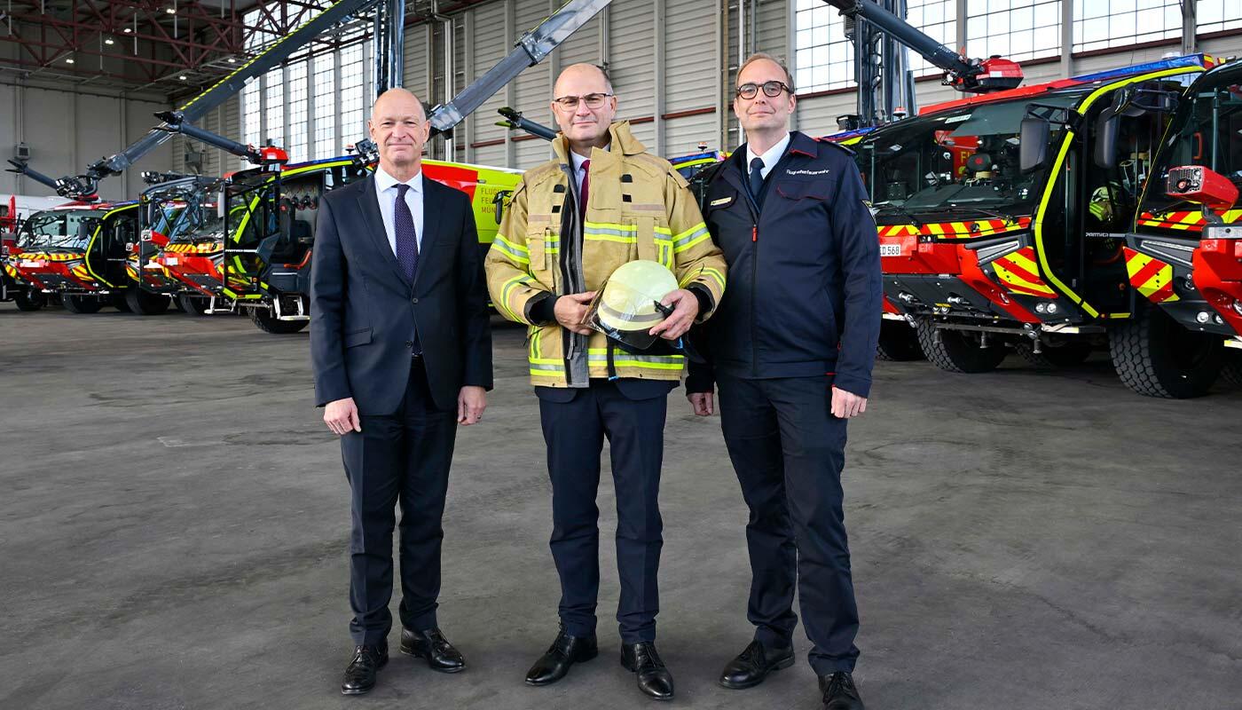 Fahrzeugweihe bei der Feuerwehr Von links: Flughafenchef Jost Lammers, Staatsminister Albert Füracker und Claudius Blank, Leiter Brandschutz der Flughafen München GmbH, mit den neuen Feuerwehrfahrzeugen.